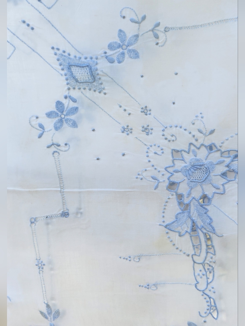 IT DOESNT GET ANY BETTER THAN THIS! STUNNING TABLECLOTH/NAPKINS BRIDGE CLOTH ETC